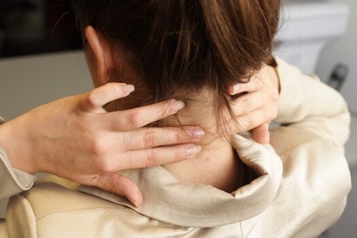 Dấu hiệu nhận biết phình đĩa đệm cổ đặc trưng bởi các cơn đau