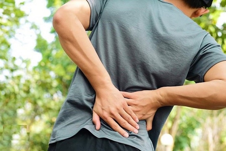 Bệnh gây ra những cơn đau nhức vùng lưng, có thể lan rộng xuống chân
