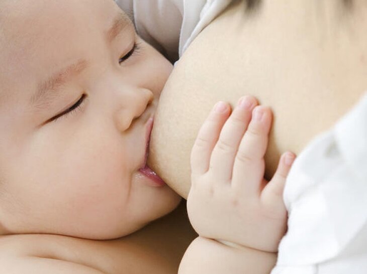 Bú sữa mẹ cũng là một trong những căn nguyên gây bệnh phổ biến