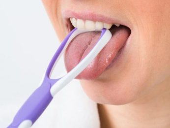 Vệ sinh khoang miệng không sạch sẽ là nguyên nhân dẫn tới tình trạng lưỡi trắng và nhạt miệng