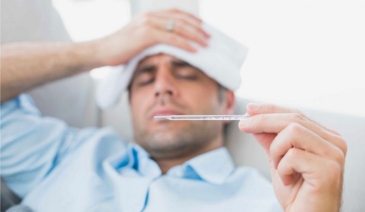 Sốt viêm họng là một trong những triệu chứng điển hình của bệnh viêm họng