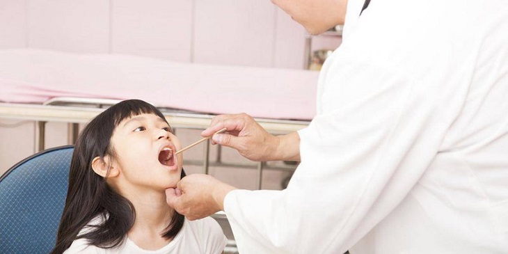 Trẻ sốt viêm họng dài ngày cần gặp bác sĩ