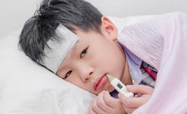 Trẻ sốt viêm họng kéo dài cảnh báo nguy hiểm