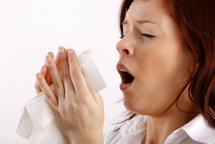 Có nhiều triệu chứng dễ nhận biết khi mắc viêm họng dị ứng