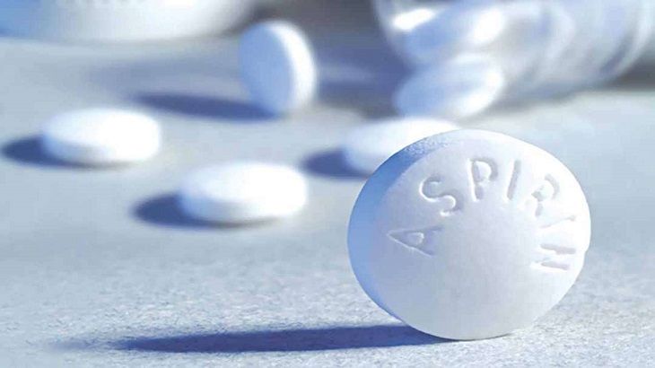 Aspirin là một trong những loại thuốc chống viêm được sử dụng phổ biến để điều trị viêm họng hạt