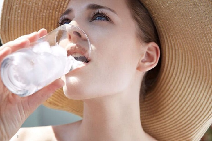 Tại sao trong thời gian điều trị viêm họng không được uống nước đá