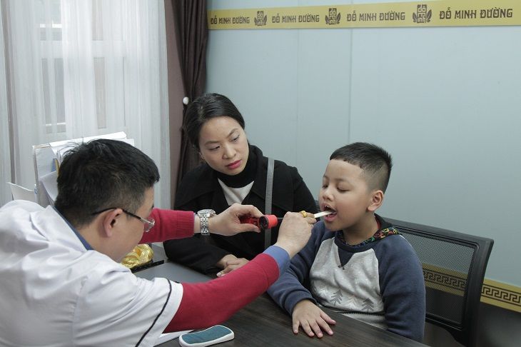 Mẹ con chị Hiền khám chữa bệnh viêm họng tại nhà thuốc Đỗ Minh Đường