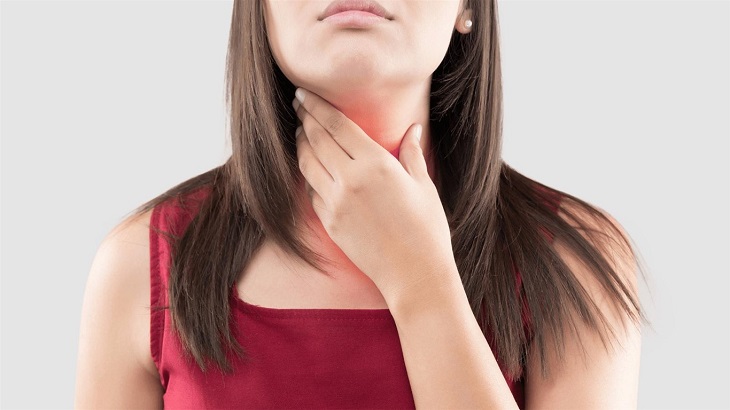 Bệnh viêm phế quản có nhiều triệu chứng phổ biến như ho, khó chịu cổ họng,...