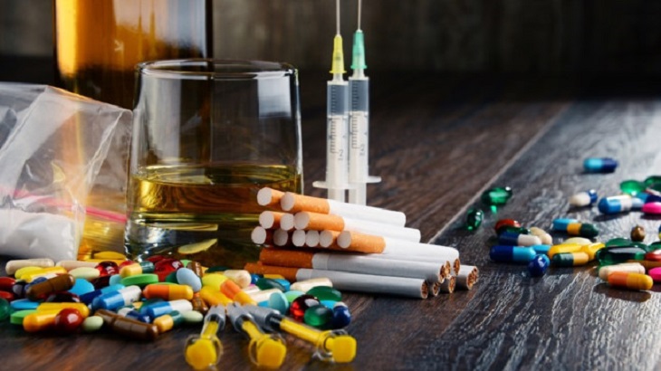 Người mắc viêm lộ tuyến cần tránh dùng các chất kích thích có cồn như rượu, bia hay thuốc lá