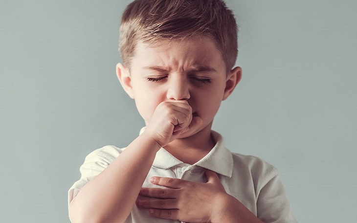 Ho, đau rát họng là triệu chứng thường gặp của bệnh viêm xoang cấp ở trẻ em