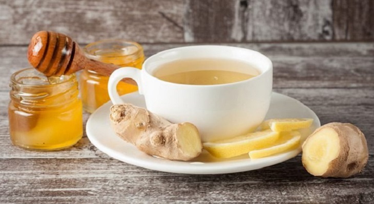 Các bố mẹ có thể pha trà gừng mật ong để chữa viêm xoang cho trẻ tại nhà 