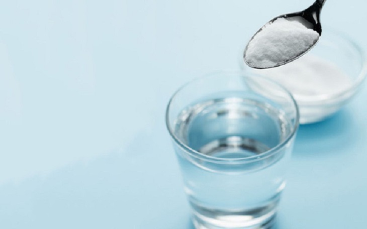 Dùng nước muối để vệ sinh mũi hàng ngày cũng sẽ giúp cải thiện các triệu chứng của bệnh