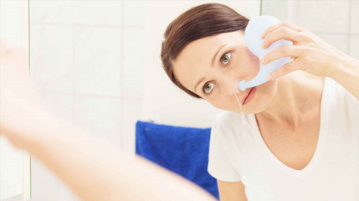 Rửa mũi bằng nước muối sinh lý giúp loại bỏ dịch mủ ở trong xoang