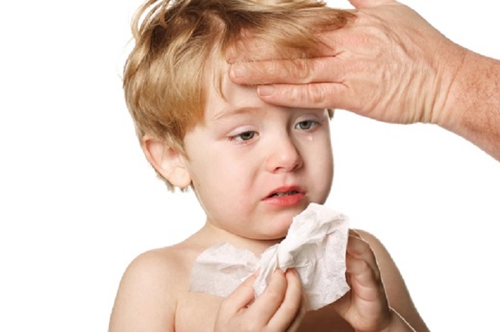 Sốt là triệu chứng thường gặp ở trẻ em khi bị viêm xoang cấp