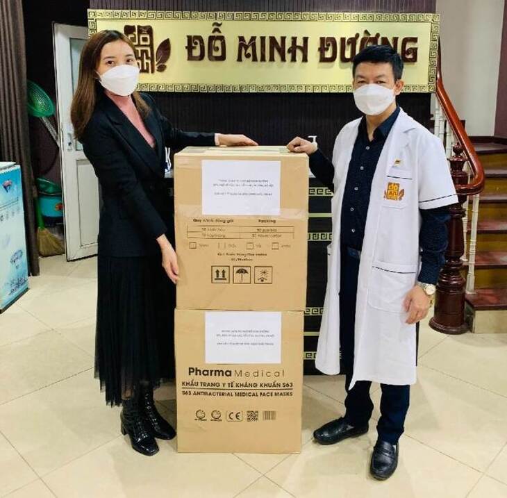 Tuấn tôi đại diện cho nhà thuốc Đỗ Minh Đường gửi tới cơ sở y tế quận Ba Đình hơn 5000 khẩu trang y tế đạt chất lượng