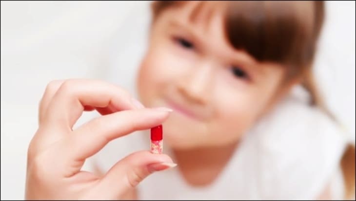 Lạm dụng kháng sinh chữa viêm họng hạt cho trẻ có thể gây ra những hệ lụy nghiêm trọng