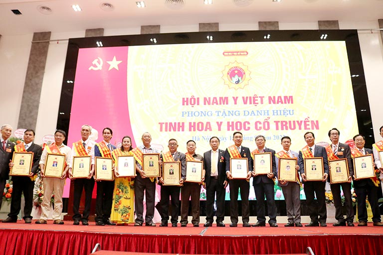 Lương y Tuấn được trao tặng danh hiệu "Tinh hoa y học cổ truyền 2022"