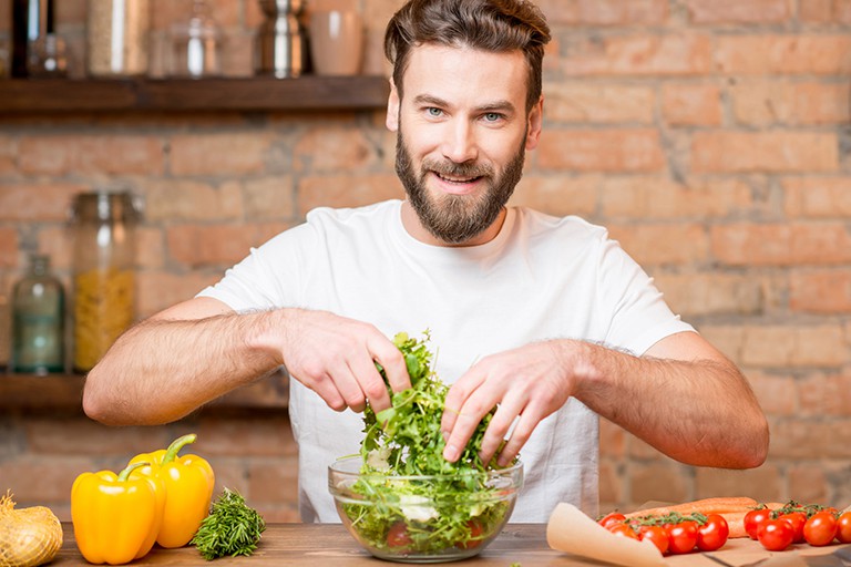Xây dựng chế độ ăn uống lành mạnh giúp nam giới cải thiện vấn đề sinh lý của mình