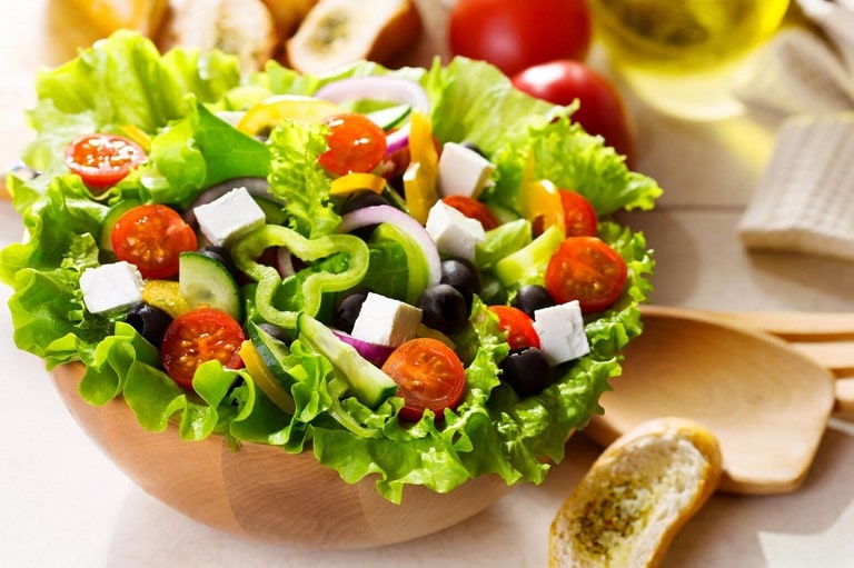 Bạn hãy ăn uống lành mạnh, bữa ăn nên có nhiều rau xanh