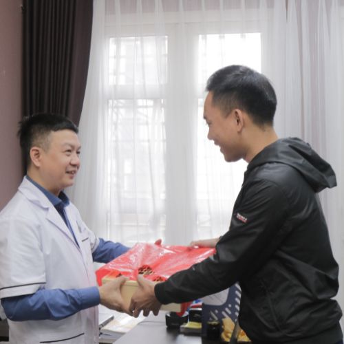 Bệnh nhân Minh từng đến nhà thuốc tặng quà cảm ơn khi chữa khỏi yếu sinh lý