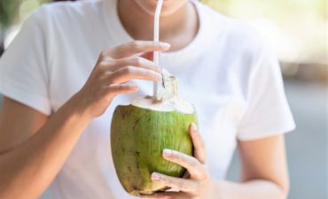 Nổi mề đay uống nước dừa được không?