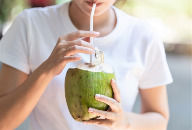 Nổi mề đay uống nước dừa được không?