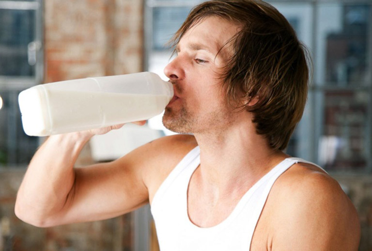 Người viêm khớp dạng thấp có nên uống sữa?
