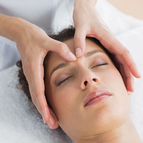 Massage mặt và đầu giúp điều trị viêm xoang ù tai hiệu quả 