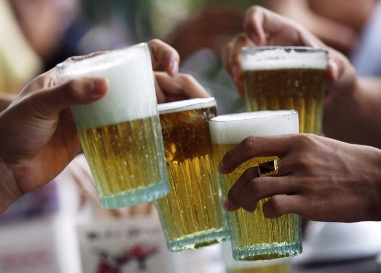 Uống nhiều rượu bia khiến chức năng sinh lý nam bị suy giảm