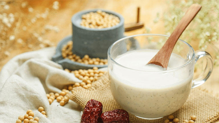 Bạn nên tự nấu sữa đậu tại nhà để đảm bảo vệ sinh an toàn thực phẩm