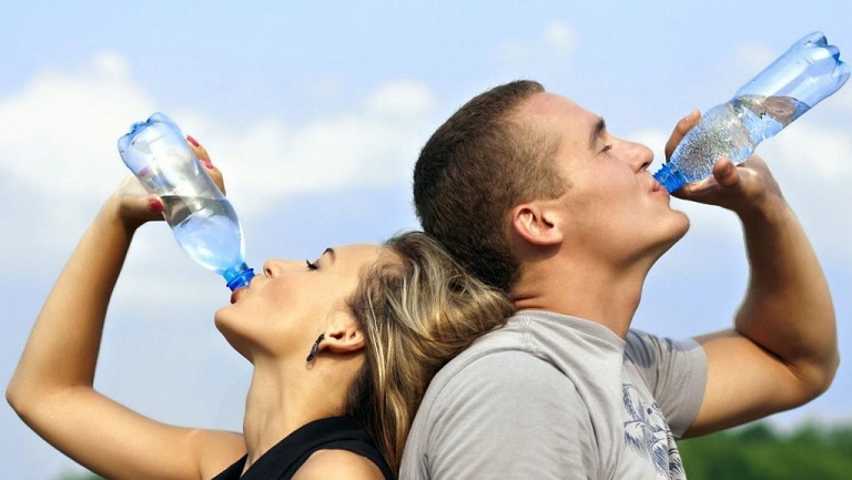 Uống đủ nước giúp cải thiện đau đỉnh đầu hiệu quả