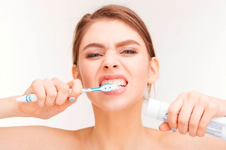 Đánh răng sạch sẽ mỗi ngày cũng là cách trị nhạt miệng tại nhà