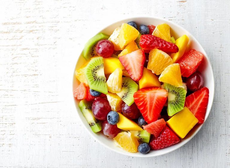 Sử dụng trái cây sẽ giúp giảm bớt vị đắng trong miệng