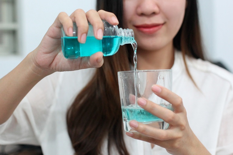Sử dụng nước súc miệng cũng là cách giúp cải thiện tình trạng lạt miệng