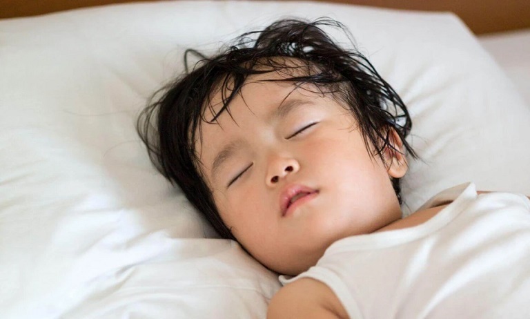 Có rất nhiều nguyên nhân khiến trẻ bị đổ mồ hôi đầy khi ngủ
