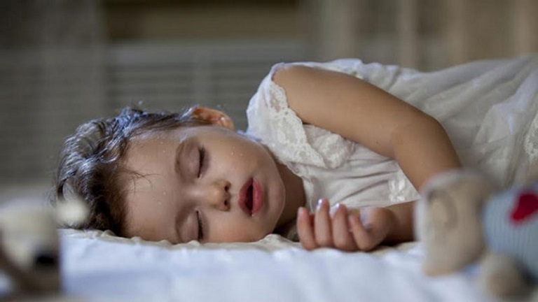 Cha mẹ nên tham khảo các cách khắc phục trẻ đổ mồ hôi khi ngủ
