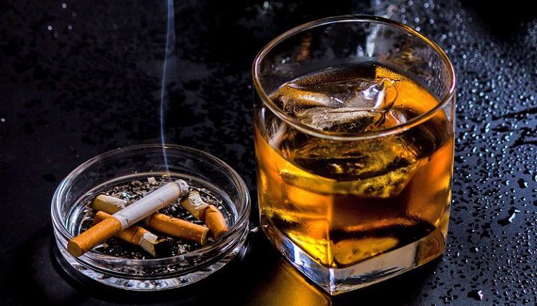 Lạm dụng rượu, bia, thuốc lá là nguyên nhân gây nhiệt miệng dưới lưỡi