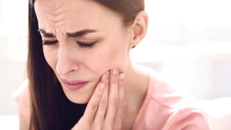 Nhiệt miệng má trong có thể do nhiều nguyên nhân khác nhau gây nên