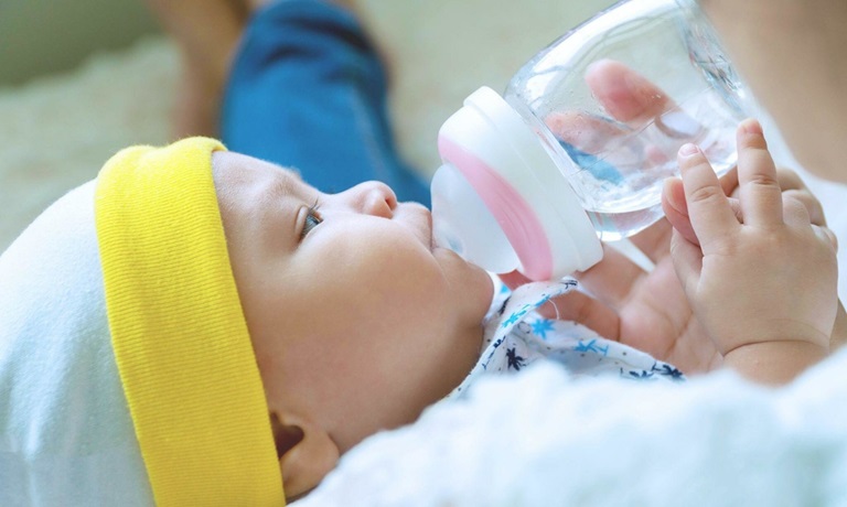 Che mẹ nên cho trẻ uống nhiều nước để cải thiện tình trạng sổ mũi