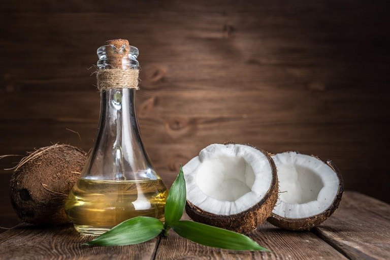 Thoa dầu dừa giúp làm giảm ngứa hiệu quả