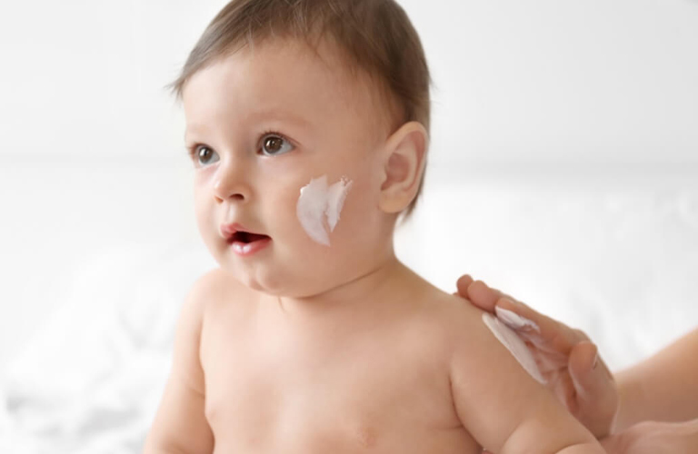 Bố mẹ đừng quên bôi kem dưỡng ẩm cho bé mỗi ngày