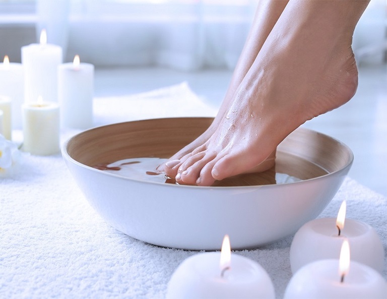 Ngâm chân với nước nóng giúp tăng cường lưu thông máu